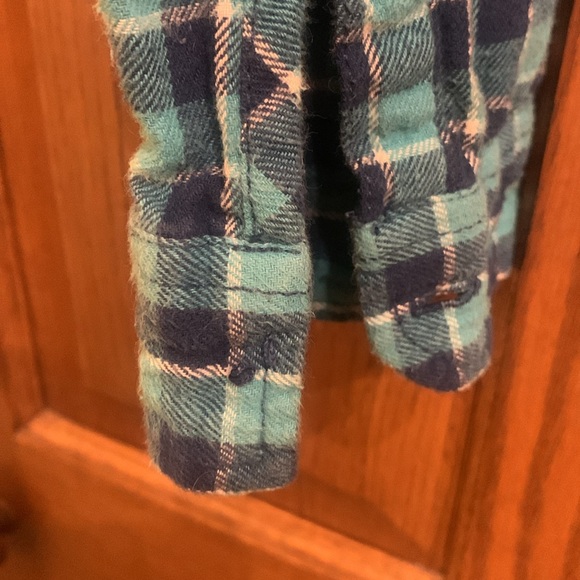 Woman’s small Hollister flannel button up - Picture 4 of 4